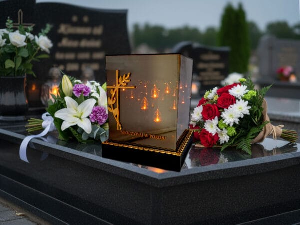 kwadrat-3d-solar-zlot12.jpg SOLAR SOLARNY FOTOWOLTAICZNY ZNICZ LAMPION KWT GIGANT 3D KRZYŻ ZŁOTO